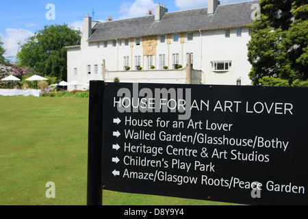 Signer en face de la maison pour un amateur d'Art au Bellahouston Park donnant des directives à différentes attractions Banque D'Images