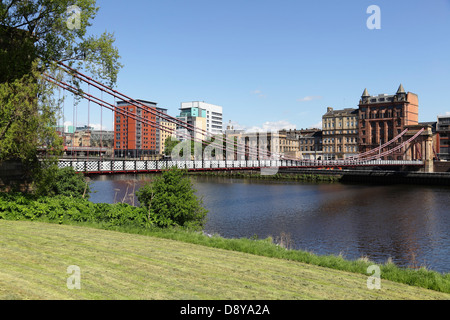 Vue Nord Ouest sur la rivière Clyde et South Portland Street Suspension pont Pied de Clyde Street, Glasgow, Scotland, UK Banque D'Images