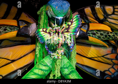 Boi-Bumbá Festival. Caprichoso team, un danseur avec costume papillon accroché sur l'un des flotteurs. Banque D'Images