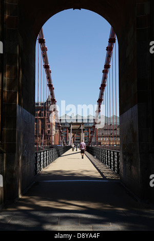 Voir l'ensemble du nord au sud de la rue Portland Suspension Bridge, Glasgow, Écosse, Royaume-Uni Banque D'Images