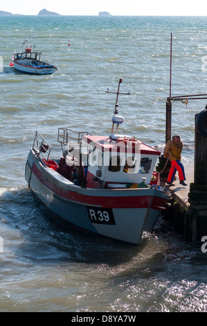 Trawler R39 entre dans le port de Paignton dans une mer difficile,d',quais bateaux de pêche,quitte le port de Paignton, voile, pêche, mer, bateau, chalutier, smal Banque D'Images