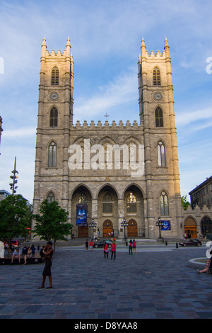 La basilique Notre-Dame à Montréal au coucher du soleil Banque D'Images