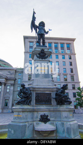 Monument à Maisonneuve, Place d'armes. Paul Chomedey de Maisonneuve, fondateur de Montréal, le 17 mai, 1642. Parallèlement à la présentation de Banque D'Images