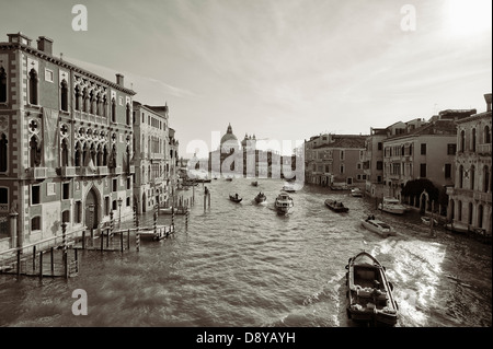 Vue sur Grand Canal prises de pont de l'Accademia, Venise Banque D'Images