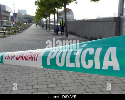 Bratislava, Slovaquie. 6 juin, 2013. Le niveau de l'enflure Danube dans la capitale slovaque Bratislava de battre le record de 2002, lorsque les inondations ont frappé dévastateur de l'Europe centrale, et il est passé à plus de dix mètres dans la soirée, mais la ville résiste encore à l'eau élevée le Jeudi, 6 juin 2013. Pays d'Europe centrale aux prises avec des inondations massives depuis le début du mois de juin. (Jan Tomandl/CTK Photo/Alamy Live News) Banque D'Images