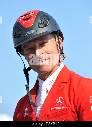 Londres, Royaume-Uni. 6 juin, 2013. Schwizer [Plus] après la SUI gagner dans le CSI5* de la concurrence. Le Global Champions Tour 2013 Longines. Stephen Bartholomew Bartholomew Stephen/photographie/Alamy Live News Banque D'Images