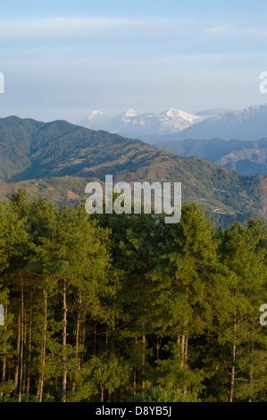 Vue sur la vallée de Katmandou assombri vers l'Himalaya népalais bleu asiatique asie Scenic Banque D'Images