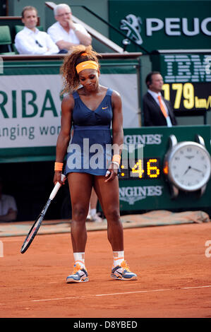 Paris, France. 6 juin, 2013. Serena Williams des États-Unis d'Amérique en action pendant le match entre Serena Williams des États-Unis d'Amérique et Sara Errani de l'Italie dans la demi-finale à l'Open de France de Roland Garros. Credit : Action Plus Sport Images/Alamy Live News Banque D'Images