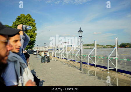 Bratislava, Slovaquie. 6 juin, 2013. Le niveau de l'enflure Danube dans la capitale slovaque Bratislava de battre le record de 2002, lorsque les inondations ont frappé dévastateur de l'Europe centrale. Le point culminant de la rivière a commencé cet après-midi, le 6 juin 2013, plus tôt que prévu, et il a atteint 10,34 mètres. Les gens ont été mis en garde contre les inondations le long du Danube en Slovaquie au cours des fortes pluies après laquelle les rivières en Autriche et l'Allemagne ont survolé leurs banques le week-end dernier. Un nouveau système anti-inondation a été introduit à Bratislava il y a deux ans. Des centaines de pompiers, policiers et soldats sont prêts à commencer à fighti Banque D'Images