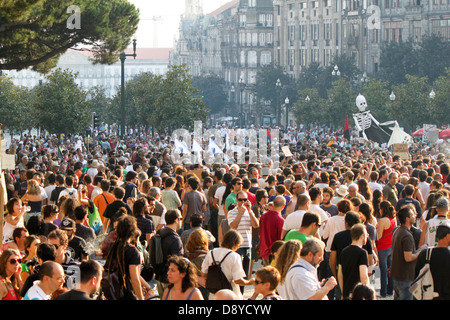 Les gens se manifestant dans la rue Banque D'Images