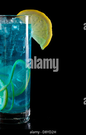 Limonade bleu vif servi dans un grand verre isolé sur un fond noir Banque D'Images