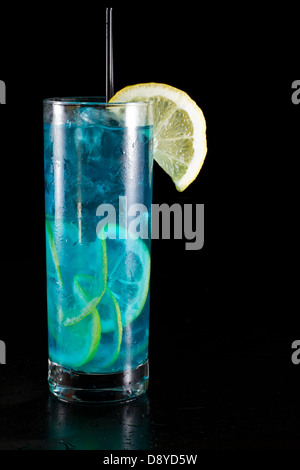 Limonade bleu vif servi dans un grand verre isolé sur un fond noir Banque D'Images