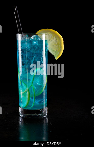 Limonade bleu vif servi dans un grand verre isolé sur un fond noir Banque D'Images