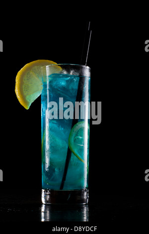 Limonade bleu vif servi dans un grand verre isolé sur un fond noir Banque D'Images