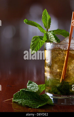 Close up d'un mint julep servi sur les rochers et garni de menthe verte fraîche sur le dessus, Kentucky Derby verre Banque D'Images