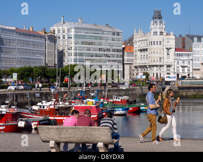 Bateaux de pêche colorés amarrés au port, La Corogne, Galice, Espagne, Europe Banque D'Images