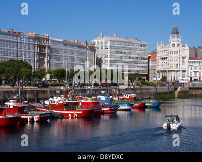 Bateaux de pêche colorés amarrés au port, La Corogne, Galice, Espagne, Europe Banque D'Images