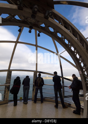 Les touristes à l'intérieur de l'ascenseur panoramique en monte de San Pedro, La Corogne, Galice, Espagne Banque D'Images