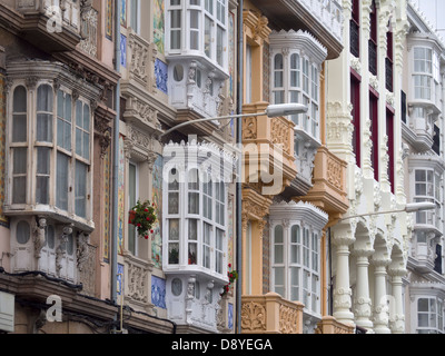 Vitrage balcons, appelés galerias, à La Corogne, Galice, Espagne, Europe Banque D'Images