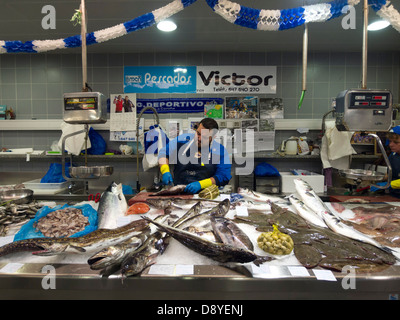Marché du poisson au Mercado de la Plaza de Lugo marketplace à La Corogne, Galice, Espagne Banque D'Images