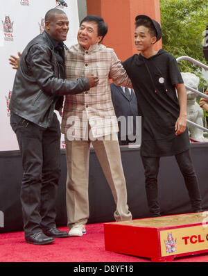 Los Angeles, Californie, USA. 6 juin, 2013. L'acteur Jackie Chan pose avec Chris Tucker, à gauche, et Jaden Smith, droit, à sa main et l'empreinte d'une cérémonie à l'avant de la TLC Chinese Theatre à Hollywood, Californie le Juin 6,2013. Chan est devenue la première star chinoise jamais immortalisé dans le ciment à Hollywood. (Crédit Image : Crédit : Ringo Chiu/ZUMAPRESS.com/Alamy Live News) Banque D'Images