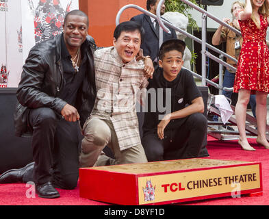 Los Angeles, Californie, USA. 6 juin, 2013. L'acteur Jackie Chan pose avec Chris Tucker, à gauche, et Jaden Smith, droit, à sa main et l'empreinte d'une cérémonie à l'avant de la TLC Chinese Theatre à Hollywood, Californie le Juin 6,2013. Chan est devenue la première star chinoise jamais immortalisé dans le ciment à Hollywood. (Crédit Image : Crédit : Ringo Chiu/ZUMAPRESS.com/Alamy Live News) Banque D'Images