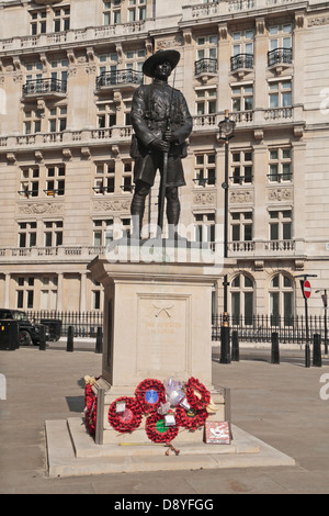 Les Gurkha Memorial, un 7 pieds de haut en bronze par Philip Jackson Avenue des Horse Guards, Westminster, London, UK. Banque D'Images