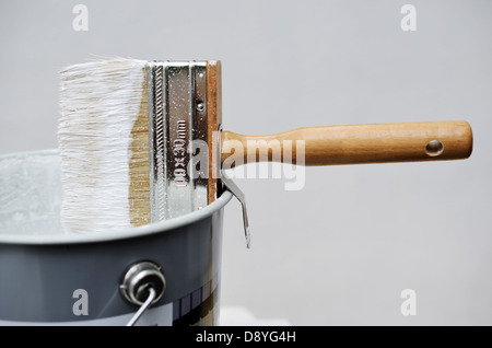 Pouvez avec une peinture blanche et brosse, copyspace pour votre message Banque D'Images