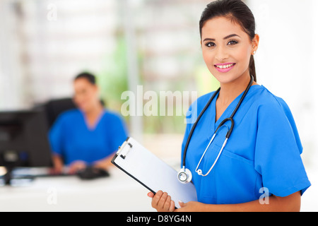 Jeune stagiaire nurse holding a clipboard Banque D'Images