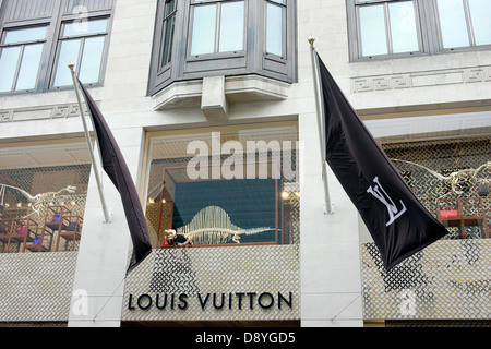 Sur le thème des dinosaures fenêtre affiche chez Louis Vuitton à New Bond Street. Banque D'Images