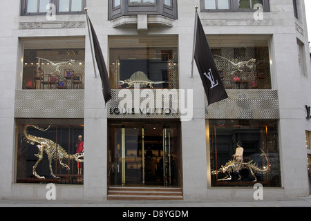 Sur le thème des dinosaures fenêtre affiche chez Louis Vuitton à New Bond Street. Banque D'Images