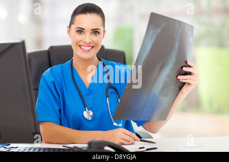 Une femme médecin avec une radiographie à l'hôpital office Banque D'Images