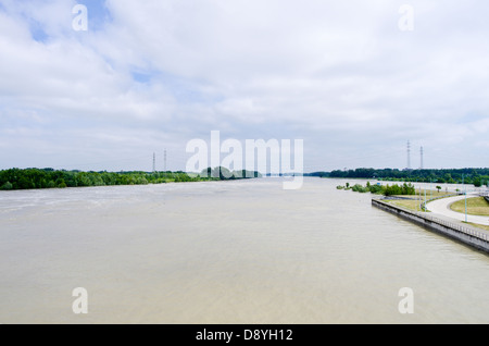 Danube au cours de l'inondation 2013 (à l'aval de la centrale hydroélectrique Freudenau), Vienne, Autriche Banque D'Images