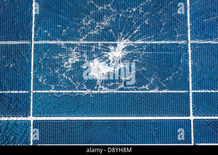 Panneau solaire chinois endommagés cassés à cause de l'impact. Shattered glass burst fissuré près. Importé de l'importation, fabriqués en Chine. Banque D'Images