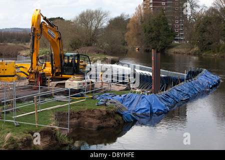 Piledriving travailler passe dans la rivière, à Tamworth. Au cours de la construction d'un passage du poisson. F*** off et me laisser seul Banque D'Images