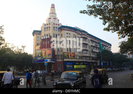 Dec 01, 2012 - Mumbai, Maharashtra, Inde - l'Eros Cinema Building à Mumbai est un exemple classique de l'architecture de style Art Déco des années 1930 et 1940. Bâtiments Art déco à Mumbai, Inde, ont trouvé une nouvelle légion de fans après un étirement des structures construites dans les années 1920, 1930 et 1940 est devenu l'année dernière l'une des deux offres indien d'être déclarée en tant que site du patrimoine mondial de l'Unesco. Mumbai a une des plus grandes concentrations d'original et d'édifices Art déco survivant dans le monde, en second lieu seulement à Miami. Déco, surgi à un moment d'optimisme exubérant et d'opulence à Mumbai. Le style Art déco je Banque D'Images