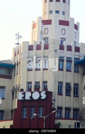 Dec 01, 2012 - Mumbai, Maharashtra, Inde - l'Eros Cinema Building à Mumbai est un exemple classique de l'architecture de style Art Déco des années 1930 et 1940. Bâtiments Art déco à Mumbai, Inde, ont trouvé une nouvelle légion de fans après un étirement des structures construites dans les années 1920, 1930 et 1940 est devenu l'année dernière l'une des deux offres indien d'être déclarée en tant que site du patrimoine mondial de l'Unesco. Mumbai a une des plus grandes concentrations d'original et d'édifices Art déco survivant dans le monde, en second lieu seulement à Miami. Déco, surgi à un moment d'optimisme exubérant et d'opulence à Mumbai. Le style Art déco je Banque D'Images