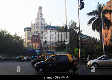 Dec 01, 2012 - Mumbai, Maharashtra, Inde - l'Eros Cinema Building à Mumbai est un exemple classique de l'architecture de style Art Déco des années 1930 et 1940. Bâtiments Art déco à Mumbai, Inde, ont trouvé une nouvelle légion de fans après un étirement des structures construites dans les années 1920, 1930 et 1940 est devenu l'année dernière l'une des deux offres indien d'être déclarée en tant que site du patrimoine mondial de l'Unesco. Mumbai a une des plus grandes concentrations d'original et d'édifices Art déco survivant dans le monde, en second lieu seulement à Miami. Déco, surgi à un moment d'optimisme exubérant et d'opulence à Mumbai. Le style Art déco je Banque D'Images