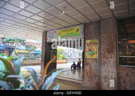 Dec 01, 2012 - Mumbai, Maharashtra, Inde - Le nouveau bâtiment Cinéma Excelsior à Mumbai est un exemple classique de l'architecture de style Art Déco des années 1930 et 1940. Bâtiments Art déco à Mumbai, Inde, ont trouvé une nouvelle légion de fans après un étirement des structures construites dans les années 1920, 1930 et 1940 est devenu l'année dernière l'une des deux offres indien d'être déclarée en tant que site du patrimoine mondial de l'Unesco. Mumbai a une des plus grandes concentrations d'original et d'édifices Art déco survivant dans le monde, en second lieu seulement à Miami. Déco, surgi à un moment d'optimisme exubérant et d'opulence à Mumbai. L'Art dec Banque D'Images