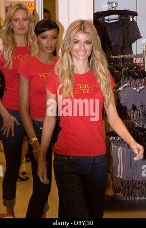 Nov 13, 2008 - Miami Beach, Floride, États-Unis - Victoria's Secret Angels share favorite holiday gift picks au Lincoln Road store. Sur la photo : MARISA MILLER. (Crédit Image : © Dana/ZUMAPRESS.com) Numkena Banque D'Images