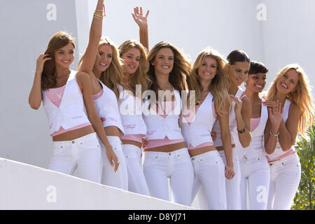 Nov 14, 2008 - Miami Beach, Floride, États-Unis - Victoria's Secret Angels arrivent à l'hôtel Fontainebleau à Miami Beach par bateau. Sur la photo : Heidi Klum, Adriana Lima, ALESSANDRA AMBROSIO, Karolina Kurkova, SELITA EBANKS, IZABEL GOULART, MIRANDA KERR, MARISA MILLER et Doutzen Kroes. (Crédit Image : © Dana/ZUMAPRESS.com) Numkena Banque D'Images