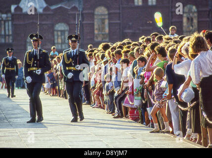 5 juin 1991 - Moscou, RU - Les touristes et les visiteurs de la Place Rouge regarder les membres de l'unique Régiment Kremlin effectuer la modification des horaires de la réception ouverte 24h cérémonie à la garde d'honneur du tombeau de Lénine mausolée. La relève de la garde, commencé en 1924 et interrompu seulement pendant la Seconde Guerre mondiale, a été arrêté en 1993 sur les ordres de l'ancien Président Boris N. Eltsine. (Crédit Image : © Arnold Drapkin/ZUMAPRESS.com) Banque D'Images