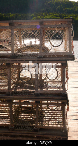 Casiers à homard placé sur un petit quai situé sur le Cabot Trail, en Nouvelle-Écosse. Banque D'Images