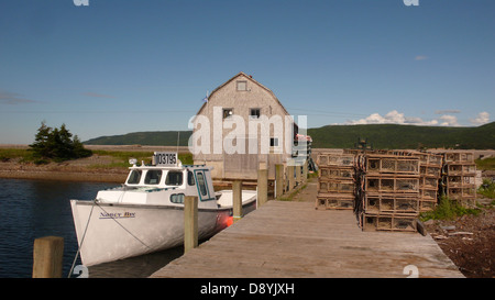 Casiers à homard placé sur un petit quai situé sur le Cabot Trail, en Nouvelle-Écosse. Banque D'Images