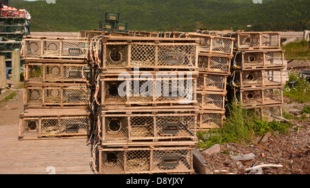 Casiers à homard placé sur un petit quai situé sur le Cabot Trail, en Nouvelle-Écosse. Banque D'Images