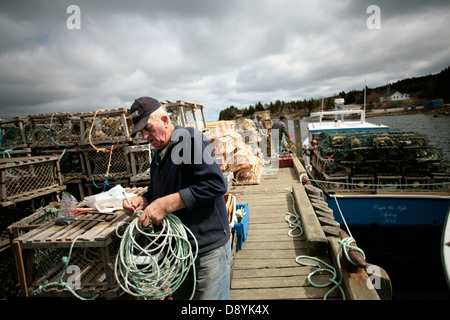 70 ans, pêcheur de homard Wilfred Horton prépare ses casiers à homard pour la prochaine saison de pêche au homard en Nouvelle-Écosse Banque D'Images