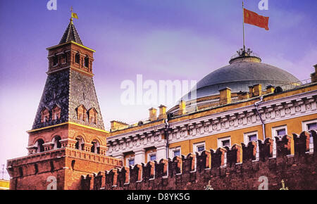 4 mai 1988 - Moscou, RU - Dans cette vue de la Place Rouge la tour du Sénat s'élève du mur est du Kremlin. Derrière c'est l'ancien édifice du Sénat, avec le marteau et la faucille de drapeau rouge de l'Union soviétique de vol son dôme, dans cette photo prise en mai 1988, avant la dissolution de l'URSS. (Crédit Image : © Arnold Drapkin/ZUMAPRESS.com) Banque D'Images