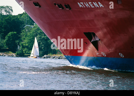 Un grand bac et un petit bateau à voile, en Suède. Banque D'Images