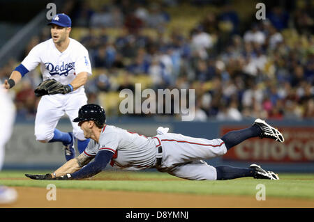 Los Angeles, Californie, USA. 6e juin 2013. Atlanta Braves champ centre Jordan Schafer (17) glisse dans la deuxième base pour un dans la huitième manche pendant le jeu entre les Braves d'Atlanta et Les Dodgers de Los Angeles au Dodger Stadium le 6 juin 2013 à Los Angeles, Californie. Rob Carmell/CSM/Alamy Live News Banque D'Images