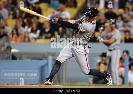 Los Angeles, Californie, USA. 6e juin 2013. Atlanta Braves champ centre Jordan Schafer (17) hits un seul dans la huitième manche pendant le jeu entre les Braves d'Atlanta et Les Dodgers de Los Angeles au Dodger Stadium le 6 juin 2013 à Los Angeles, Californie. Rob Carmell/CSM/Alamy Live News Banque D'Images